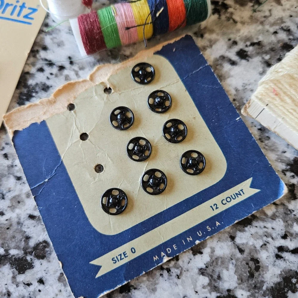 Dritz Traum Vintage Sewing Notions Lot Snaps Needles Chalk Thread Tracing Wheel